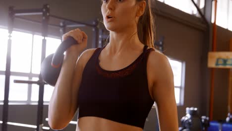 Frau-Trainiert-In-Einem-Fitnessstudio-4k