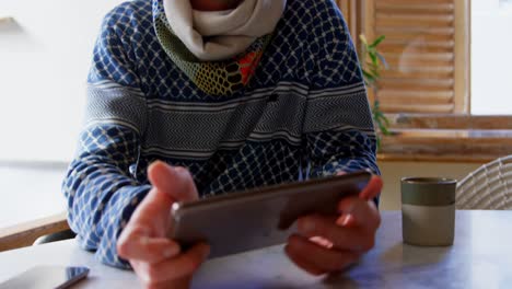 Hombre-Usando-Tableta-Digital-En-Casa-4k
