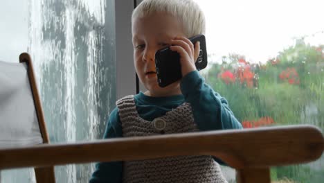 Süßer-Junge,-Der-Zu-Hause-Sein-Mobiltelefon-Benutzt-4k