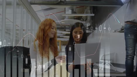 Dos-Mujeres-De-Negocios-Mirando-Una-Computadora-Portátil-En-Una-Oficina-4k