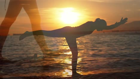 Frau-Geht-Am-Strand-Spazieren-Und-Macht-Yoga