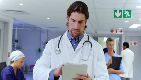 Männlicher-Arzt-Mit-Digitalem-Tablet-Im-Krankenhaus-4k
