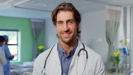 Médico-Masculino-Usando-Tableta-Digital-En-La-Sala-4k