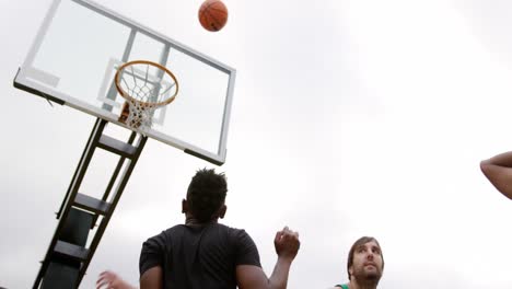 Basketballspieler-Wirft-Basketball-4k