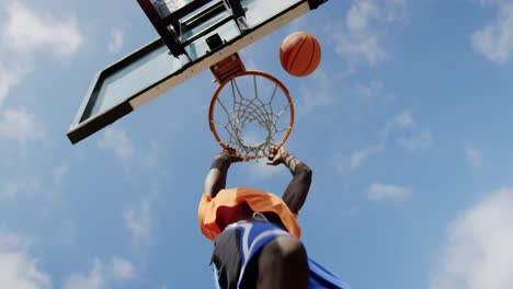 Jugador-De-Baloncesto-Jugando-Baloncesto-4k