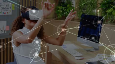 Frau-Tippt-In-Der-Luft,-Während-Sie-Ein-Virtual-Reality-Headset-Trägt