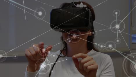 Frau,-Die-Ein-Virtual-Reality-Headset-Trägt-Und-Mit-Den-Fingern-Wischt
