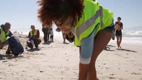 Voluntaria-Femenina-Limpiando-La-Playa-En-Un-Día-Soleado-4k