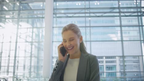 Mujer-De-Negocios-Hablando-Por-Teléfono-Móvil-En-El-Vestíbulo-De-La-Oficina-4k