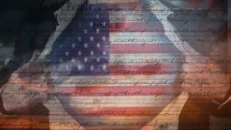 Geschriebene-Verfassung-Und-Mann,-Der-Sein-Hemd-öffnet,-Um-Die-Amerikanische-Flagge-Zu-Zeigen