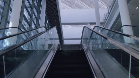 Niedrigwinkelansicht-Einer-Modernen-Rolltreppe-In-Einer-Bürolobby-4k