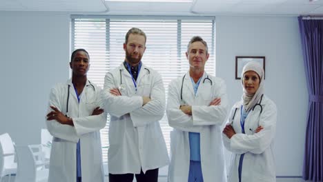 Vista-Frontal-De-Médicos-Multiétnicos-De-Pie-Juntos-Con-Los-Brazos-Cruzados-En-El-Hospital.
