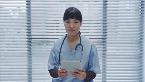 Joven-Doctora-Usando-Tableta-Y-Hablando-Con-La-Cámara-4k