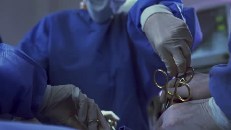 Primer-Plano-De-Cirujanos-Multiétnicos-Que-Realizan-Cirugía-En-El-Quirófano-Del-Hospital