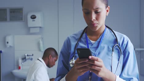 Nahaufnahme-Einer-Afroamerikanischen-Ärztin,-Die-Im-Krankenhaus-Ein-Mobiltelefon-Benutzt,-4K