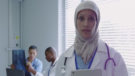 Vista-Frontal-De-Una-Doctora-De-Medio-Oriente-Usando-Una-Tableta-Digital-En-El-Hospital