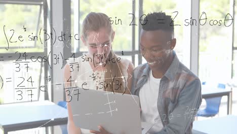 Mathematische-Gleichungen-Mit-Zahlen-Und-Zwei-Studenten,-Die-Einen-Laptop-Benutzen