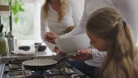 Familia-Preparando-Comida-En-La-Cocina-De-Casa-4k
