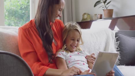 Mutter-Und-Tochter-Nutzen-Digitales-Tablet-Auf-Dem-Sofa-Zu-Hause-4K