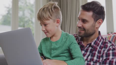 Vater-Und-Sohn-Nutzen-Laptop-In-Einem-Komfortablen-Zuhause-4K