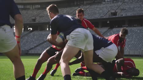 Jugadores-De-Rugby-Jugando-Partido-De-Rugby-En-El-Estadio-4k