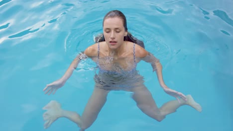 Mujer-Nadando-En-La-Piscina-En-El-Patio-Trasero-4k