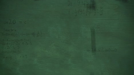 Cálculos-Matemáticos-Cayendo-Al-Fondo-De-Pizarra-Verde-4k