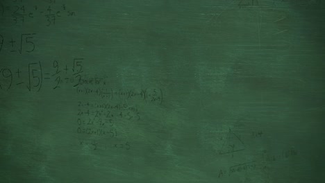 Mathematische-Berechnungen-In-Schwarz,-Die-Sich-über-Einen-Grünen-Tafelhintergrund-Bewegen,-4k