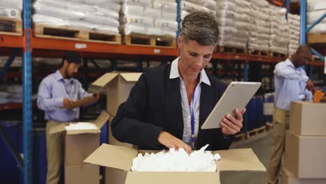 Staff-in-a-warehouse-packing-boxes-for-delivery-4k