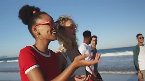 Gruppe-Junger-Erwachsener-Freunde,-Die-Am-Strand-Spazieren-Gehen-Und-4k-Reden