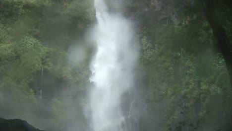 Stock-Footage-Tropischer-Wasserfall