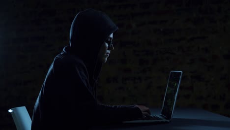 Hacker-Benutzt-Laptop