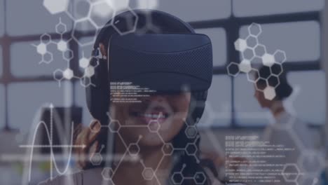 Wissenschaftliche-Daten-Mit-Einer-Frau,-Die-Ein-VR-Headset-Trägt,-Im-Hintergrund-4k
