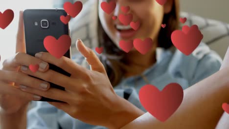Emoji-Herzsymbole-über-Einer-Frau,-Die-Ihr-Smartphone-Benutzt