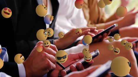 Emoji-Symbole-Mit-Menschen,-Die-Smartphones-Im-Hintergrund-Nutzen,-4k