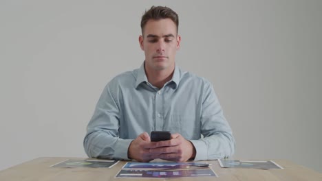 Mann-Benutzt-Smartphone