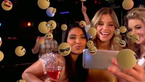 Emoji-Symbole-Mit-Freunden,-Die-Im-Hintergrund-Ein-Selfie-Machen