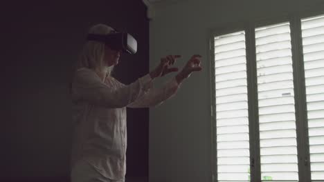 Senior-woman-in-VR-headset