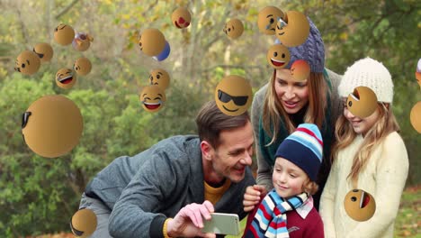 Emoji-Symbole-Mit-Einer-Familie,-Die-Im-Hintergrund-Ein-Selfie-Macht,-4k