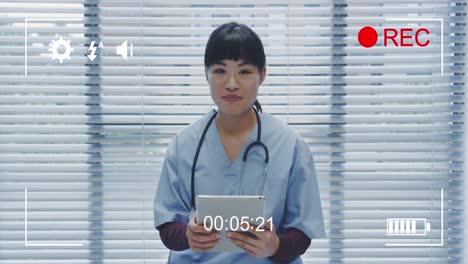 Filmando-A-Un-Médico-Con-Una-Cámara-Digital-4k