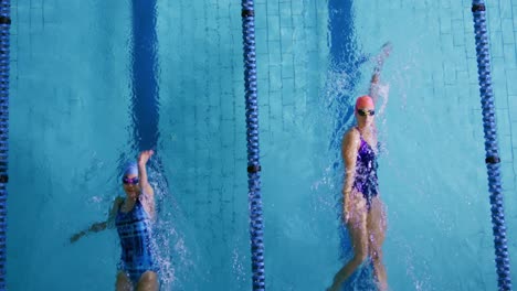 Nadadores-Entrenando-En-Una-Piscina