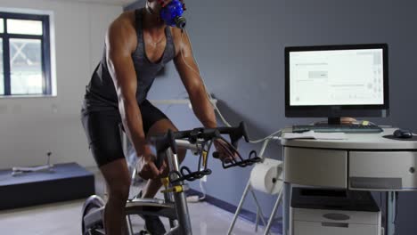 Cyclist-using-metabolic-gas-analyser