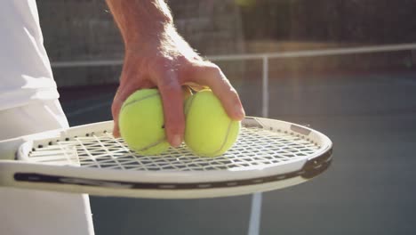 Mann-Spielt-Tennis-An-Einem-Sonnigen-Tag