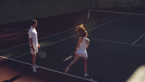 Frau-Und-Mann-Spielen-Tennis-An-Einem-Sonnigen-Tag