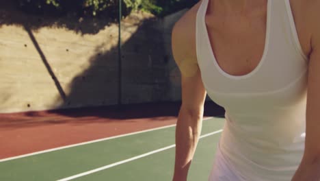 Woman-playing-tennis-on-a-sunny-day