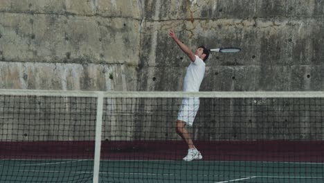 Frau-Und-Mann-Spielen-Tennis-Auf-Einem-Platz