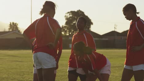 Junge-Erwachsene-Weibliche-Rugbymannschaft
