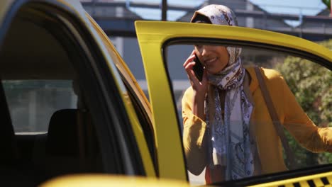 Mujer-Joven-Usando-Hijab-En-La-Ciudad