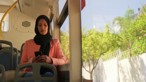 Mujer-Joven-Con-Hijab-Viajando-En-Un-Autobús.