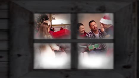 Familie-Zu-Weihnachten-Durch-Fenster-Gesehen